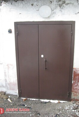 Двухстворчатая коричневая дверь с порошковым напылением