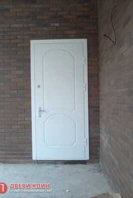 Наружная дверь с МДФ цвета белый шелк