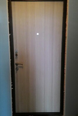 стальная дверь в квартиру с ламинатом