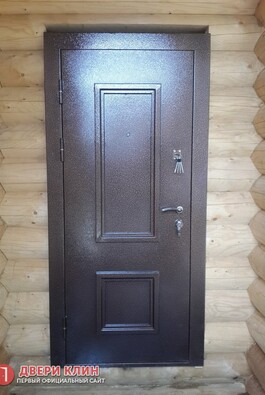 Теплая входная дверь в частный деревянный дом
