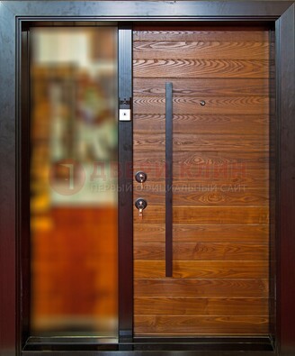 Коричневая входная дверь c МДФ панелью и стеклом ЧД-38 в частный дом в Хотьково