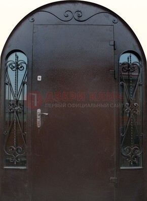 Арочная дверь со стеклом и ковкой ДА-16 под старину 