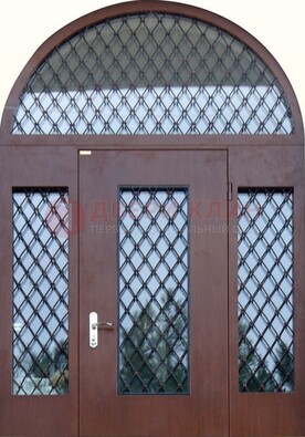 Крепкая стальная арочная дверь со стеклом и ковкой ДА-21 в Петрозаводске