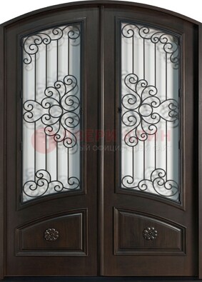 Арочная дверь со стеклом и ковкой ДА-33 в загородный дом в Хотьково