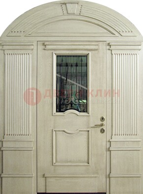 Белая входная дверь массив со стеклом и ковкой ДА-49 в Хотьково
