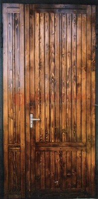 Коричневая металлическая дверь с евровагонкой ДЕ-10 в Красногорске