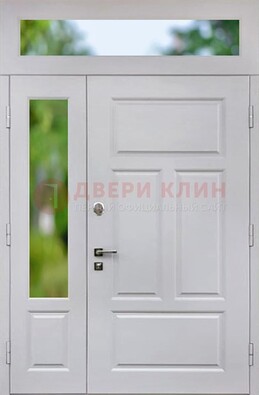 Белая полуторная железная дверь со стеклом и фрамугами ДФГ-10 в Хотьково