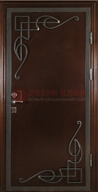 Коричневая входная дверь с ковкой ДК-16 для дома в Хотьково