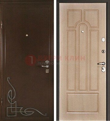 Квартирная коричневая железная дверь с ковкой ДК-19 в Хотьково