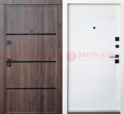 Черная входная дверь со светлой МДФ и молдингами ДМ-219 в Хотьково