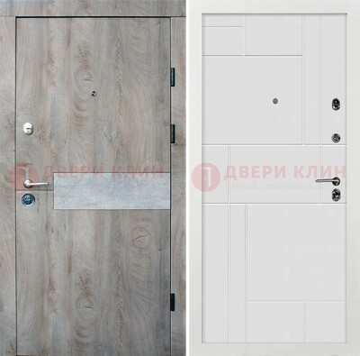 Темная металлическая дверь с белой МДФ с молдингами ДМ-297 в Хотьково