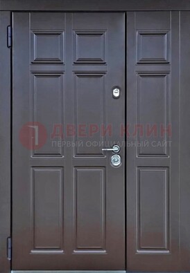 Тёмная двухстворчатая входная дверь для коттеджа с МДФ ДМ-533 в Хотьково