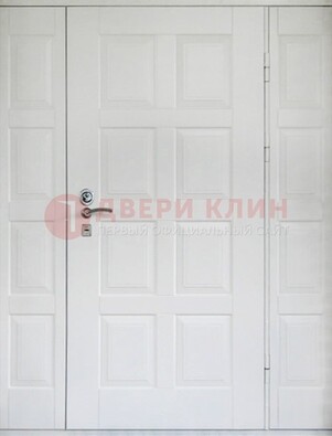 Белая входная дверь для коттеджа с МДФ ДМ-536 в Хотьково