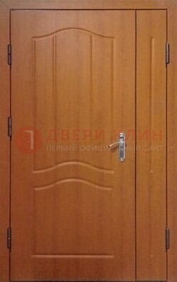 Коричневая двухстворчатая тамбурная дверь с МДФ ДМ-538 в Хотьково