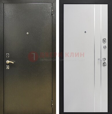 Железная темная дверь с порошковым покрытием и белая МДФ с молдингами  ДП-296 в Хотьково