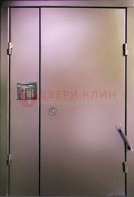 Коричневая стальная дверь в подъезд ДПД-1 в Севастополе