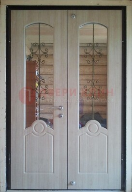 Парадная дверь со стеклянными вставками и ковкой ДПР-23 в деревянный дом в Хотьково