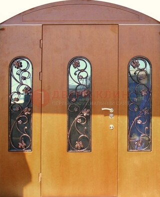 Парадная дверь со стеклянными вставками и ковкой ДПР-28 в общественное здание в Хотьково