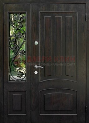 Парадная дверь со стеклянными вставками и ковкой ДПР-31 в кирпичный дом в Хотьково