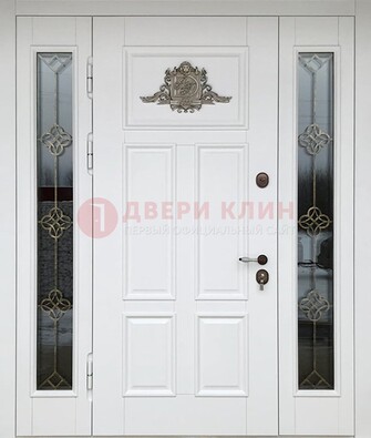 Белая входная парадная дверь со стеклом и ковкой ДПР-92 в Хотьково