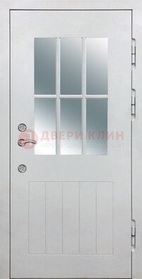 Белая уличная дверь со стеклом ДС-30 в Хотьково