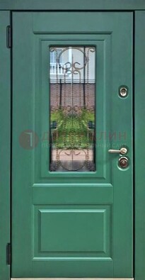 Зеленая металлическая дверь со стеклом и ковкой ДСК-113 в Хотьково