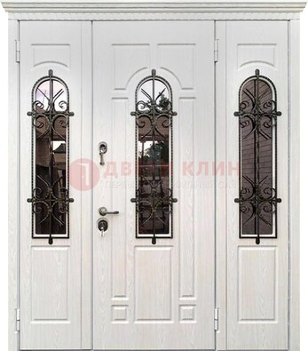 Белая распашная стальная дверь со стеклом и ковкой ДСК-125 в Хотьково