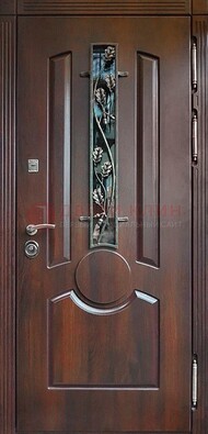 Темная железная дверь со стеклом и ковкой для кирпичного дома ДСК-136 в Хотьково