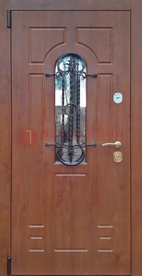 Темная железная дверь со стеклом и ковкой в коричневом цвете ДСК-154 в Хотьково