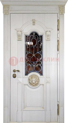 Белая железная дверь со стеклом и ковкой для кирпичного дома ДСК-155 в Зеленограде