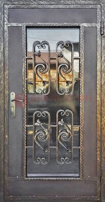 Коричневая наружная дверь порошок со стеклом и ковкой ДСК-160 в Хотьково