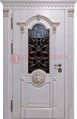 Белая входная дверь массив дуба со стеклом и ковкой для дома ДСК-176 в Сочи