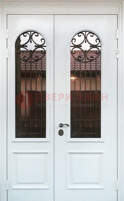 Белая стальная дверь стекло с ковкой и филенкой ДСК-201 в Хотьково