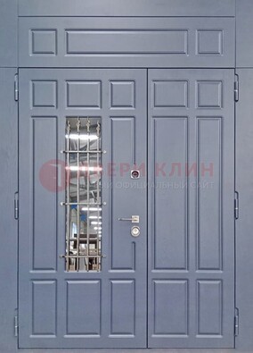 Серая двухстворчатая дверь Винорит со стеклом и ковкой ДСК-234 RAL 7024 в Хотьково
