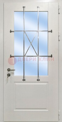 Белая простая железная дверь Винорит со стеклом и ковкой ДСК-257 в Хотьково