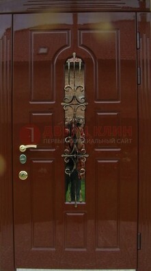 Красивая металлическая дверь со стеклом и ковкой ДСК-33 в Хотьково