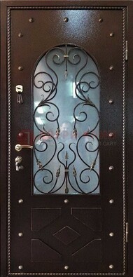 Влагостойкая дверь со стеклом и ковкой с декором ДСК-37 в Хотьково