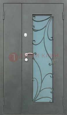 Двухстворчатая железная дверь со стеклом и ковкой ДСК-40 в Рузе