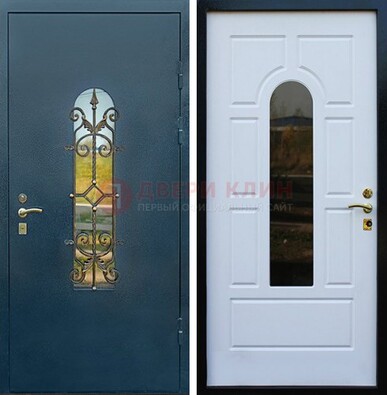 Входная дверь Дверь со стеклом и ковкой ДСК-71 для кирпичного дома в Рузе