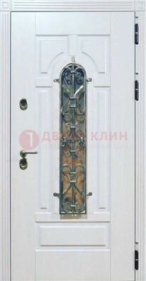 Белая остекленная металлическая дверь с ковкой ДСК-98 в Хотьково