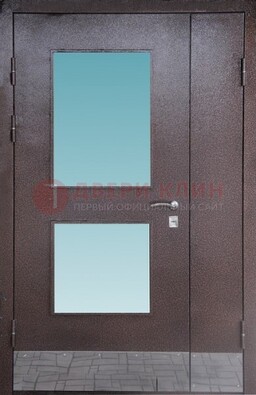 Коричневая тамбурная дверь со стеклянными вставками ДТМ-21 в Хотьково