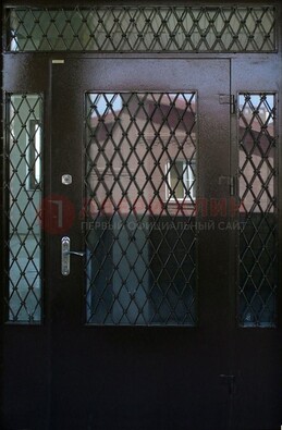 Коричневая тамбурная дверь со стеклянными вставками и ковкой ДТМ-32 в Хотьково