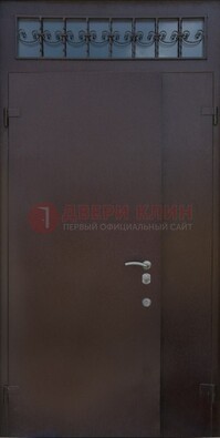 Коричневая тамбурная дверь со стеклянными вставками и ковкой ДТМ-39 в Химках