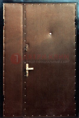 Коричневая тамбурная дверь с оформлением ДТМ-40 в Выборге