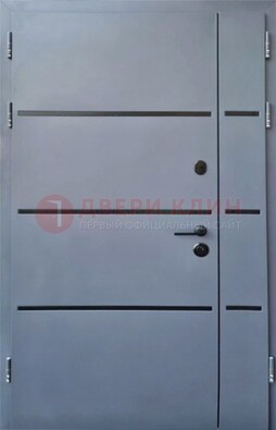 Серая металлическая тамбурная дверь с молдингами ДТМ-42 в Хотьково