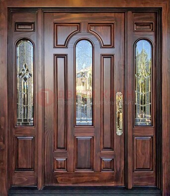 Железная классическая дверь с массивом дуба и витражом ВЖ-18 в Хотьково