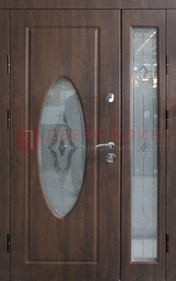 Коричневая двухстворчатая железная дверь с МДФ и витражом ВЖ-33 в Хотьково